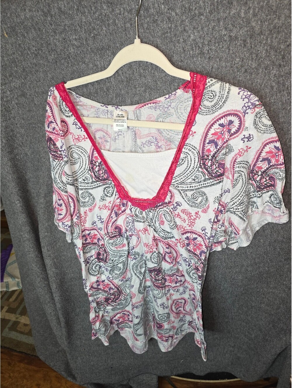 No Boundaries Women's Plus Size Paisley Print V-Neck Top 3X/3XG